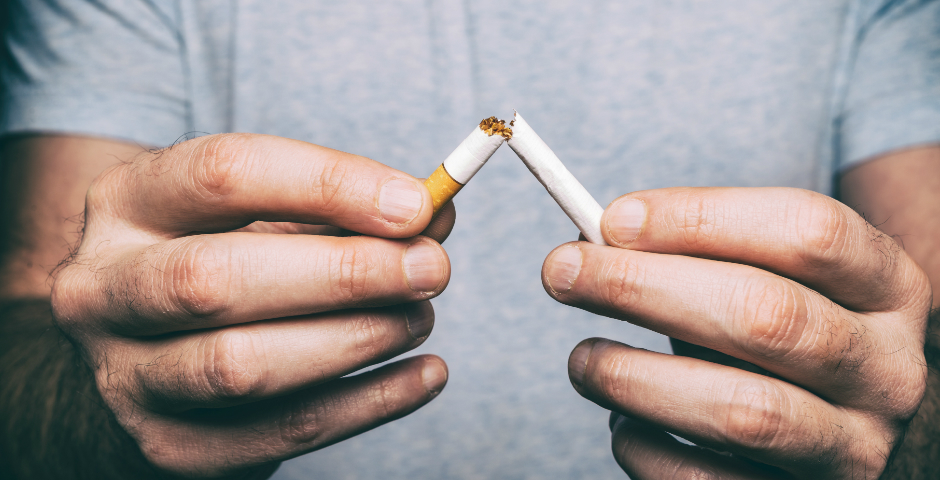Mans trencant una cigarreta, representant hàbits que poden encarir una assegurança de vida.