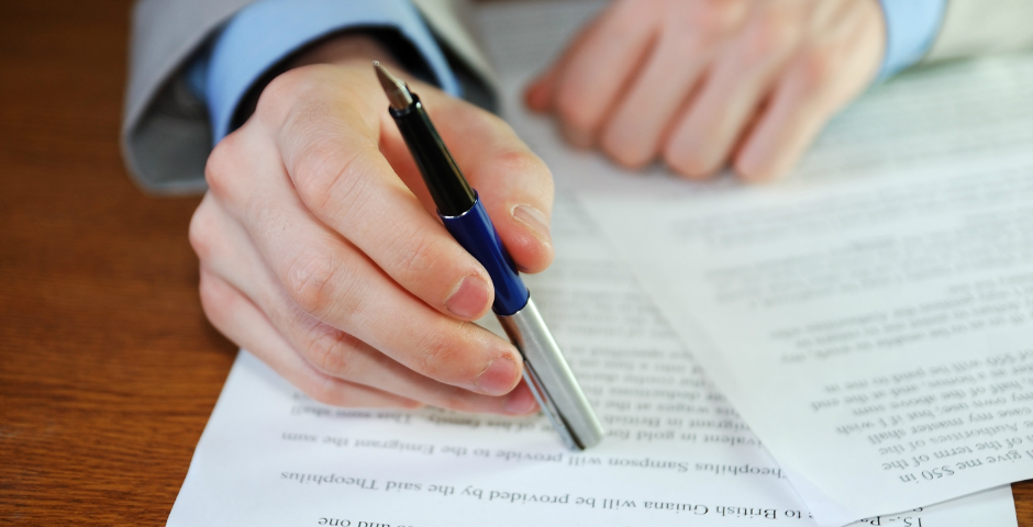 Persona gran reflexionant, simbolitzant el Sistema d'Assegurança Obligatòria de Vellesa i Invalidesa (SOVI) i els seus requisits.