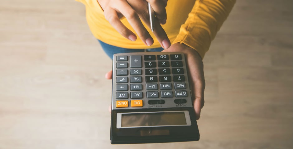 Persona utilizando una calculadora, representando las novedades en la Declaración de la Renta.