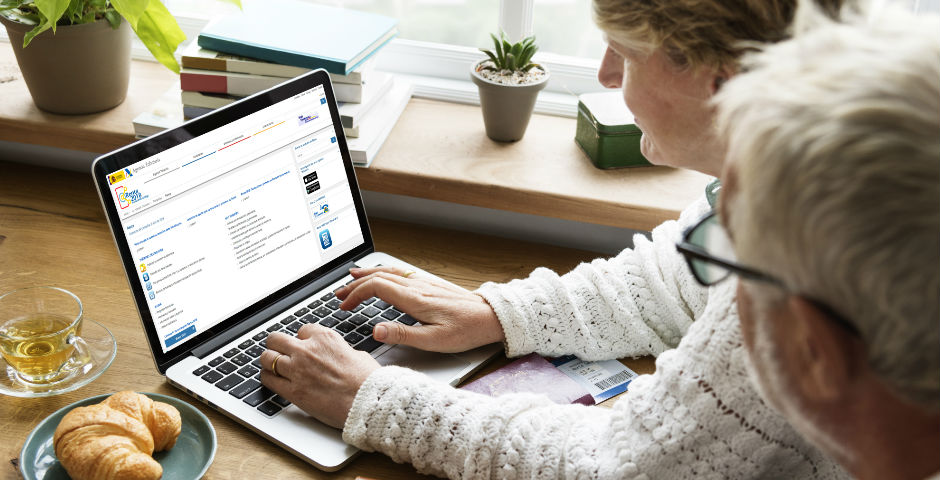 Pareja de jubilados revisando online si deben declarar la renta.