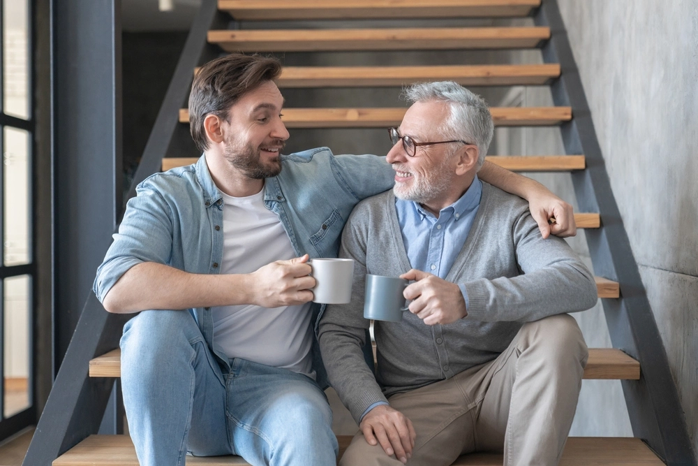 Home jove i adult més gran conversant, representant les edats de jubilació més altes segons el país.