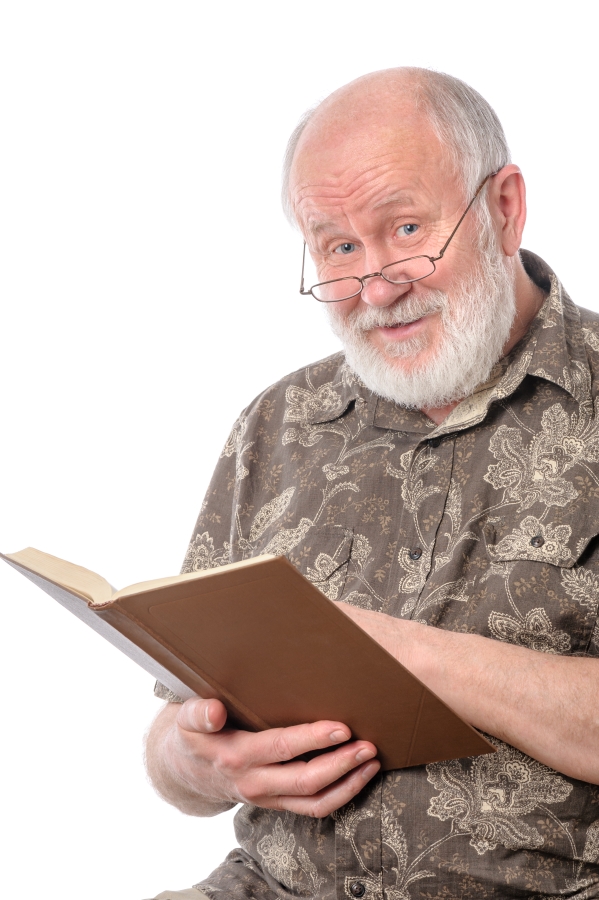Hombre mayor leyendo un libro, simbolizando el conocimiento sobre la jubilación en autónomos.