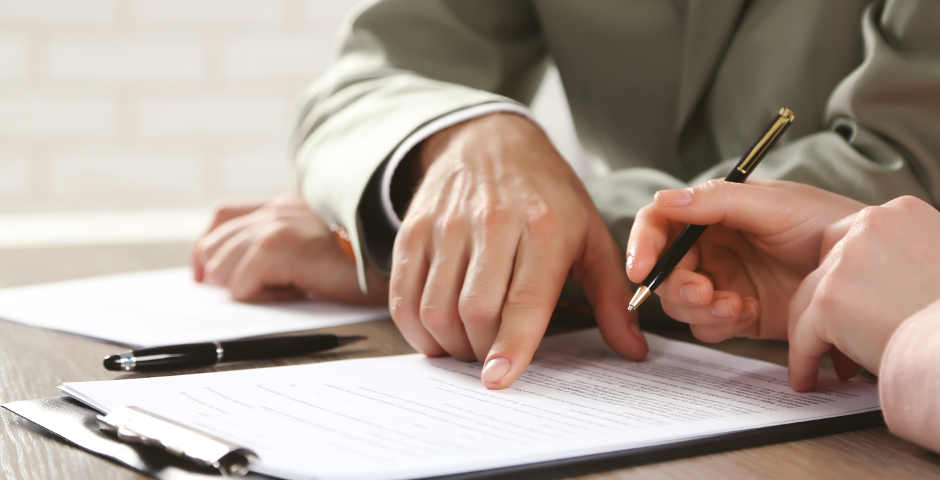 Mans revisant documents sobre requisits per a la jubilació anticipada de funcionaris.