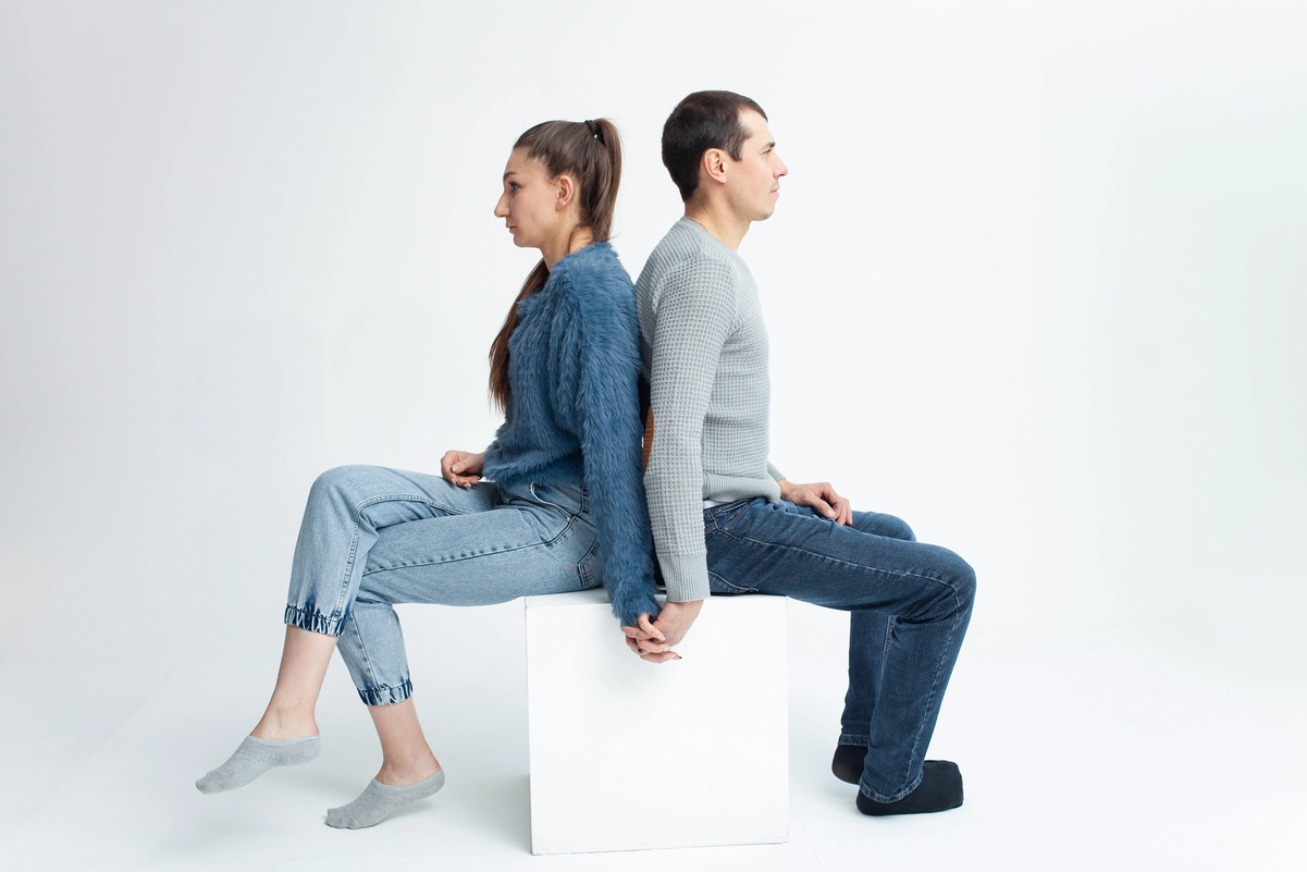 Pareja de espaldas y tomados de la mano, representando el impacto del seguro de vida tras el divorcio.