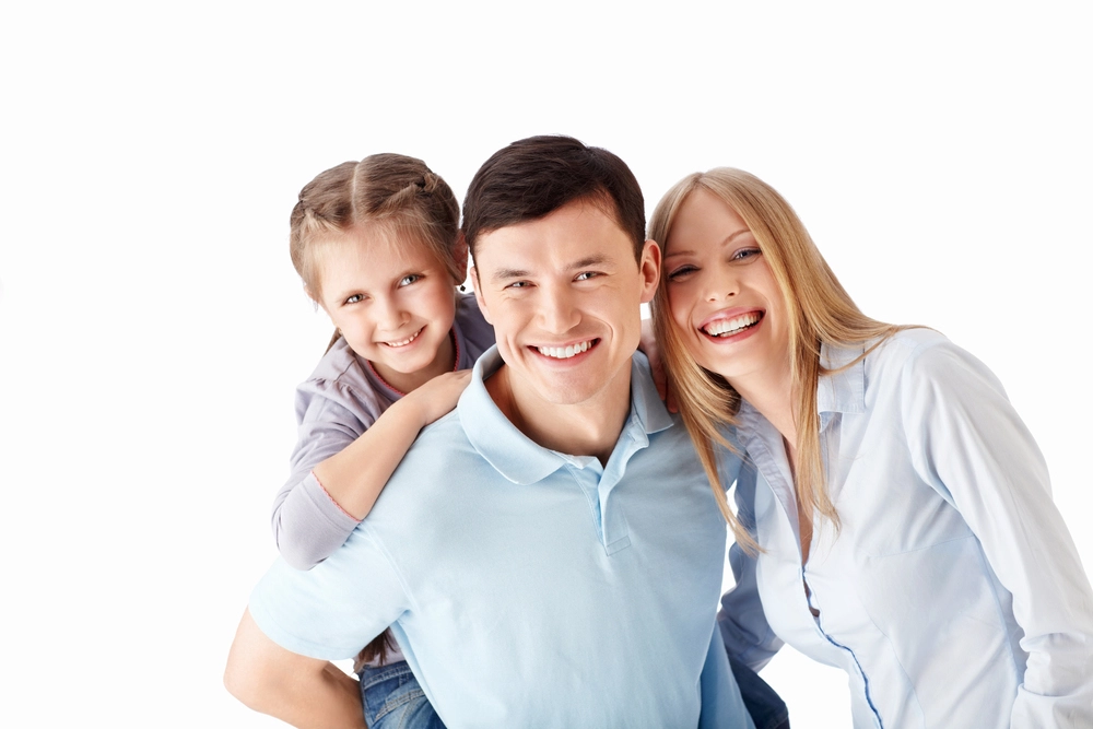 Familia sonriente y unida, representando la protección y tranquilidad que ofrecen los seguros de vida familiares.