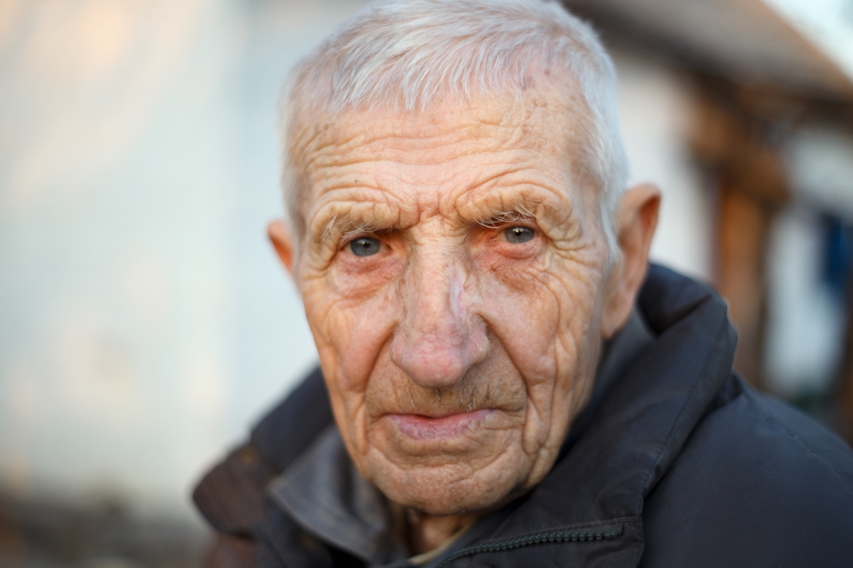 Home gran amb mirada reflexiva, representant la jubilació per a empleats de la llar.