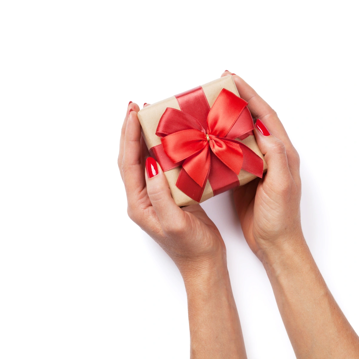 Manos sosteniendo un regalo con lazo rojo, simbolizando ideas de regalos económicos y originales para Navidad.