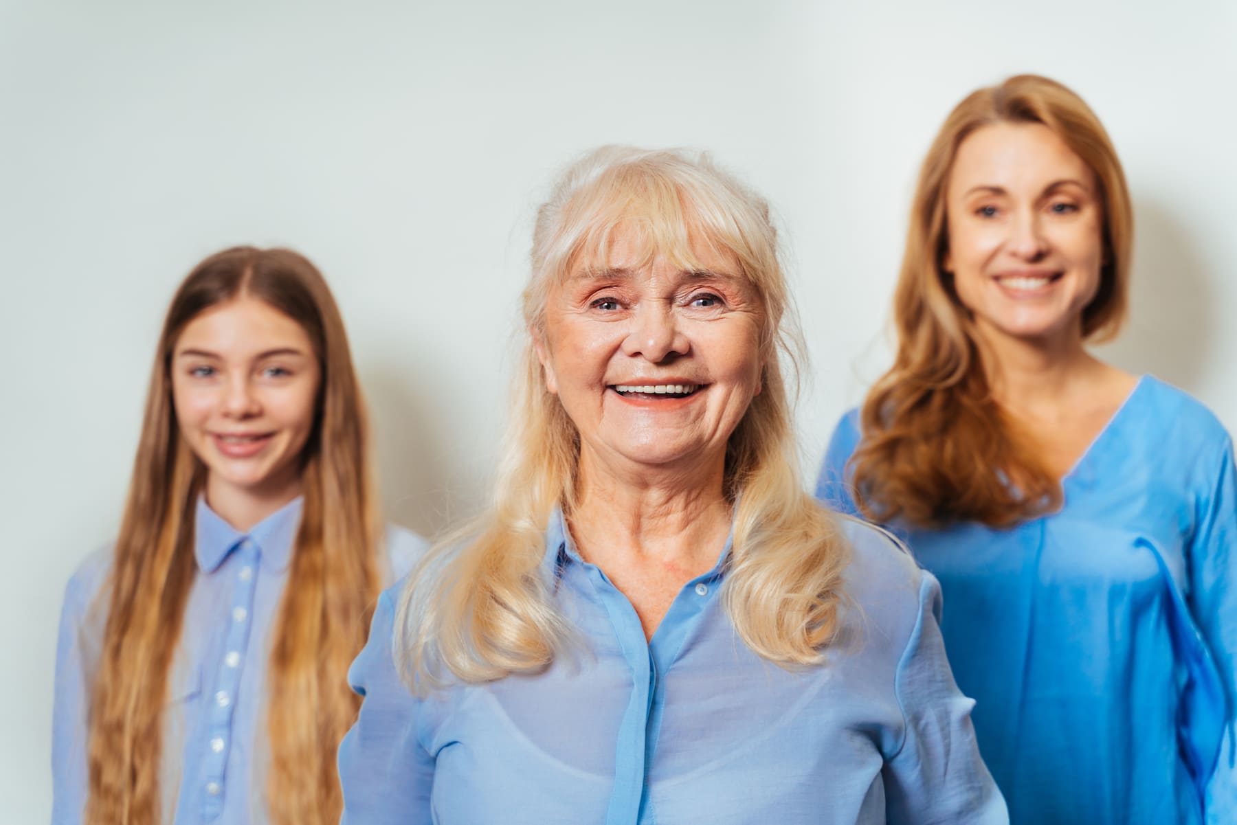 Tres generaciones de mujeres reflejando el ahorro medio en España según la edad.