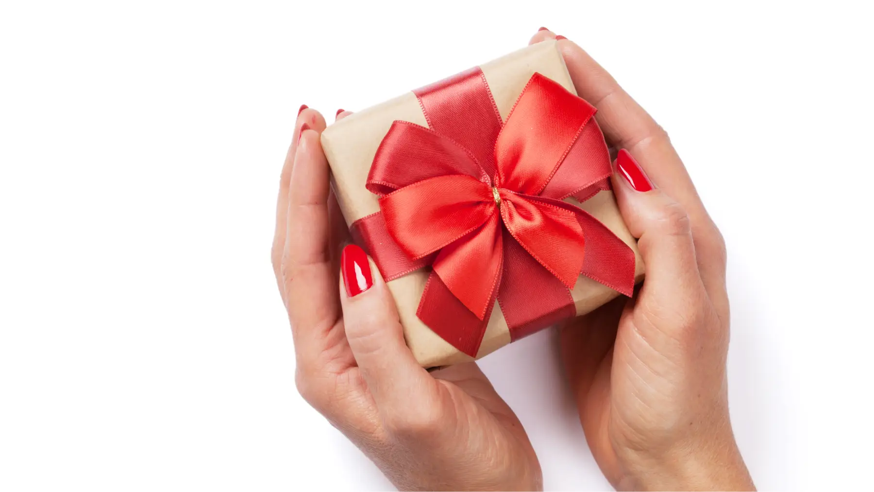 Manos sosteniendo un regalo con lazo rojo, simbolizando ideas de regalos económicos y originales para Navidad.