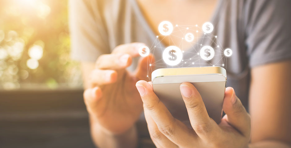 Manos usando móvil con iconos de dinero, ideal para encontrar apps para ahorrar dinero.