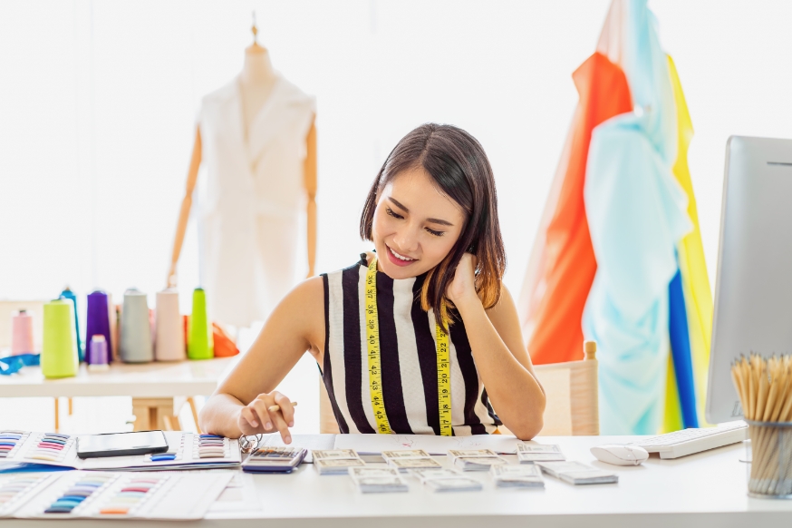 Diseñadora autónoma revisando opciones de ayudas y subvenciones disponibles.