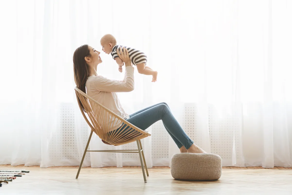 Madre con bebé en brazos, representando las ayudas económicas disponibles por nacimiento de hijos.