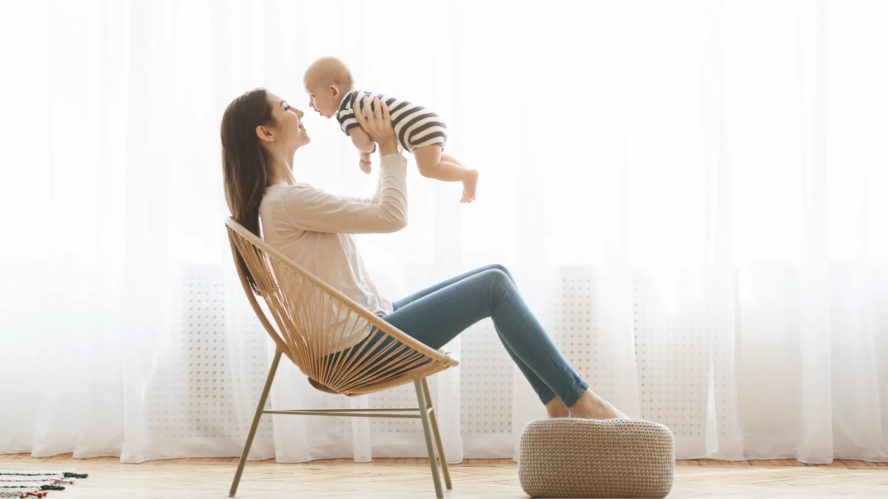 Madre con bebé en brazos, representando las ayudas económicas disponibles por nacimiento de hijos.
