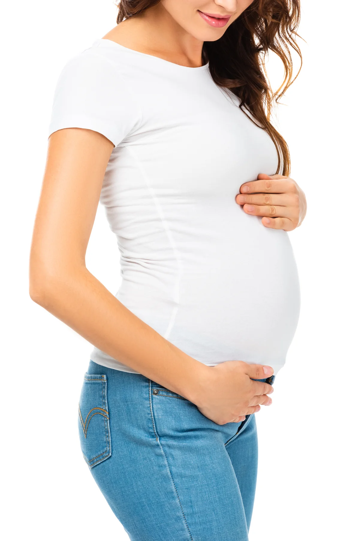 Mujer embarazada con las manos sobre su vientre, simbolizando la baja por maternidad y su duración.