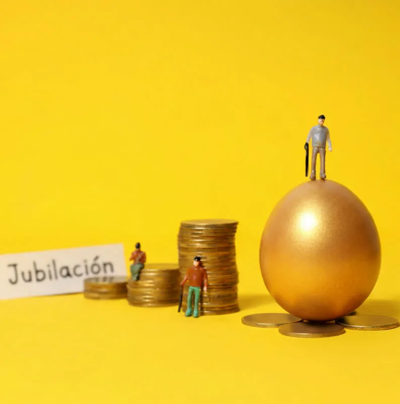Miniatures de persones grans amb piles de monedes i una esfera daurada sobre fons groc, simbolitzant l'estalvi per a la jubilació, la planificació financera i les pensions.