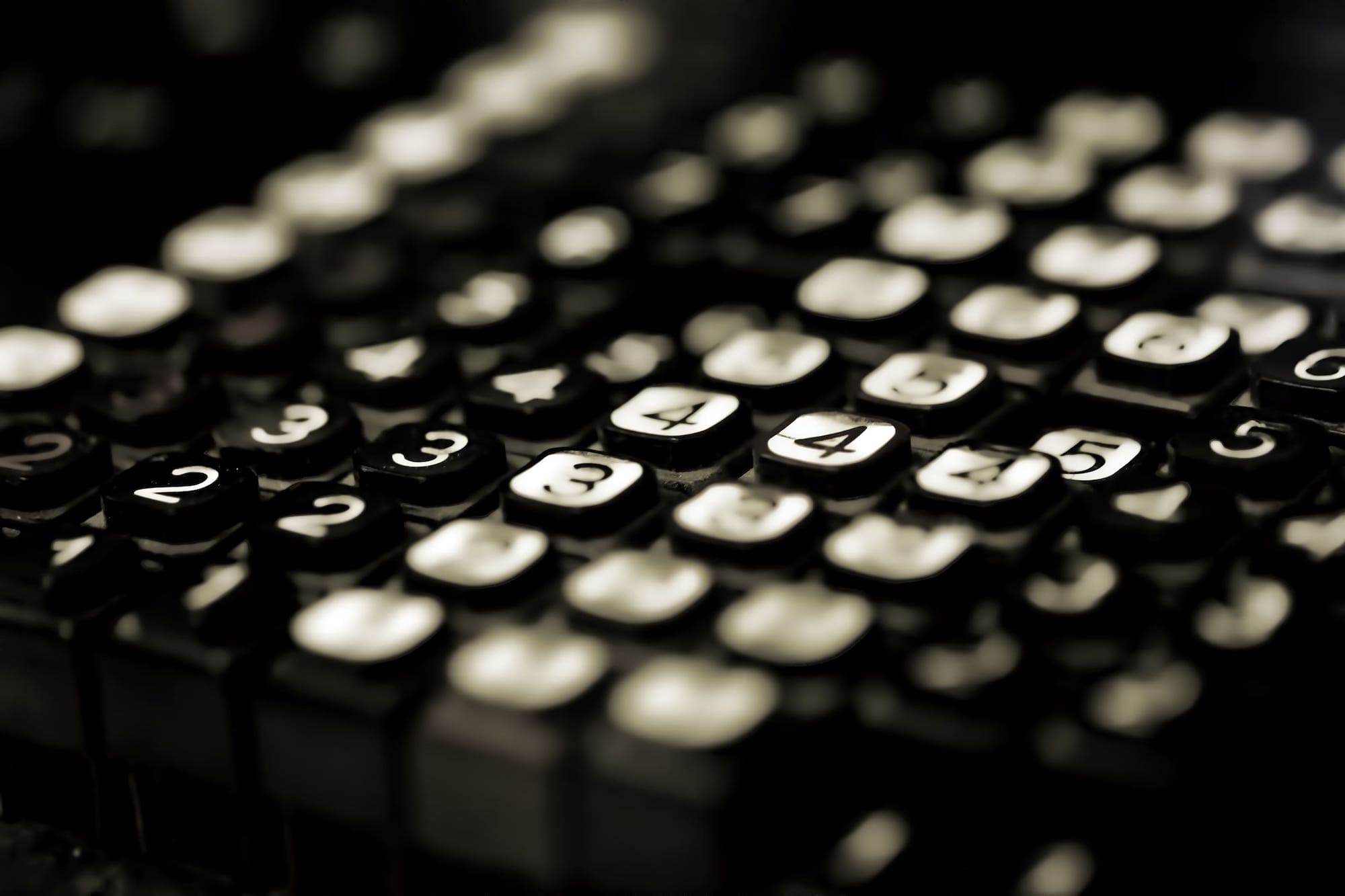 Teclado de máquina antigua representando cálculos fiscales y cambios en pensiones 2025.