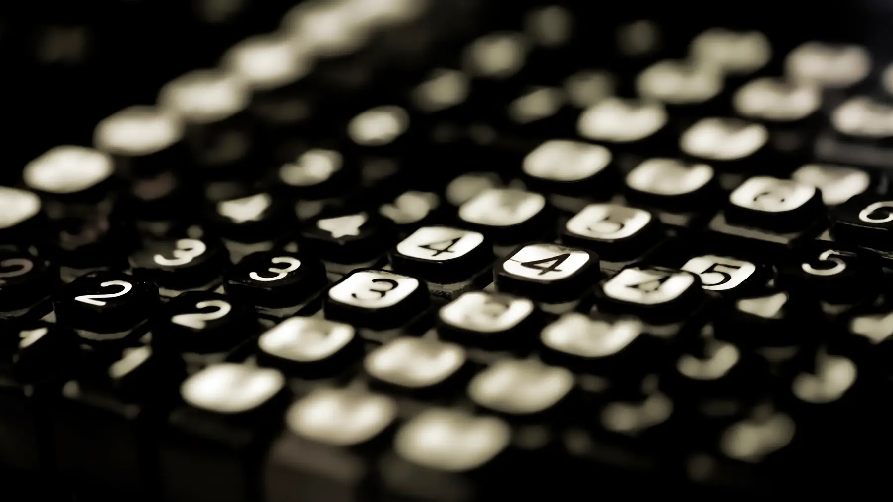 Teclado de máquina antigua representando cálculos fiscales y cambios en pensiones 2025. 