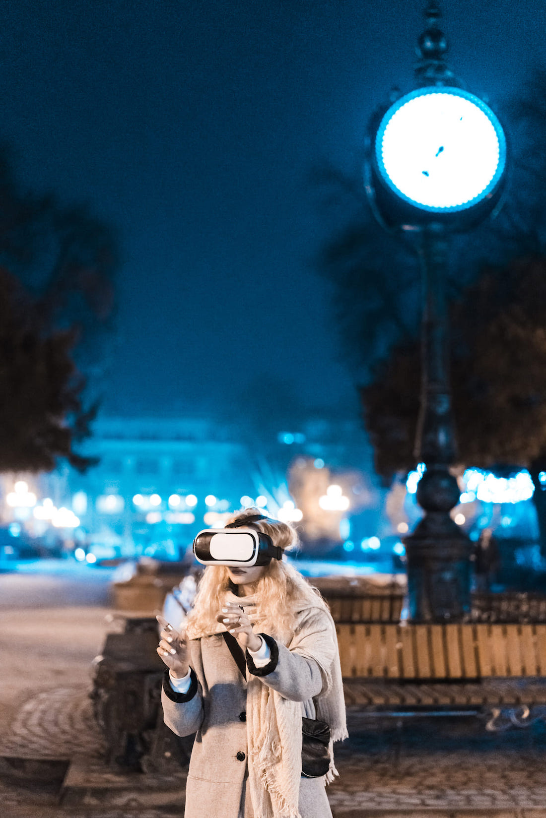 Mujer con gafas de realidad virtual en ciudad futurista, simbolizando sostenibilidad e inclusión urbana en 2050.