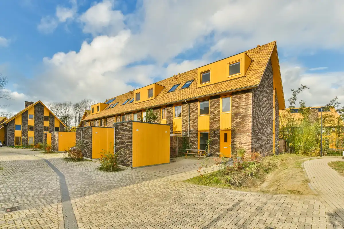 Conjunto de casas modernas en comunidad de viviendas tipo cohousing senior.