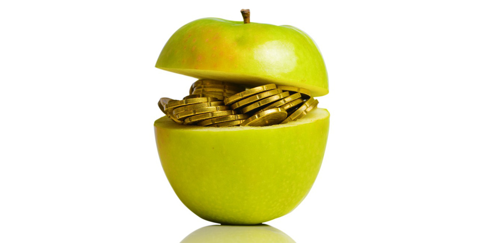 Manzana verde con monedas simbolizando cómo comer saludable y económico es posible.