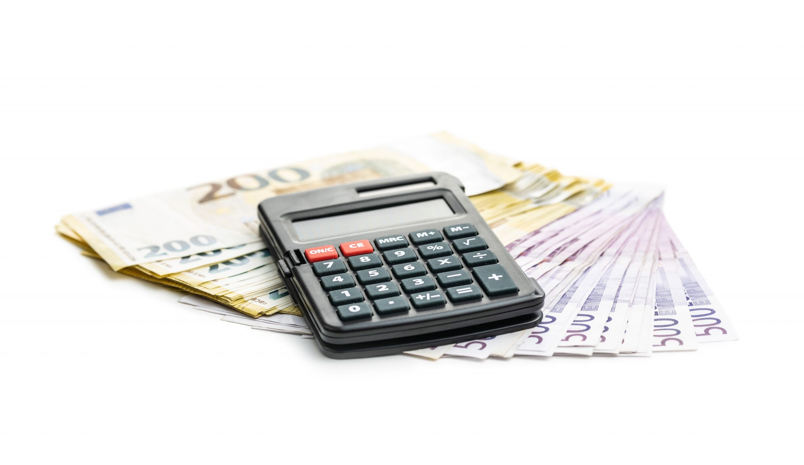 Calculadora sobre billetes de euros, simbolizando los impuestos que paga un autónomo.