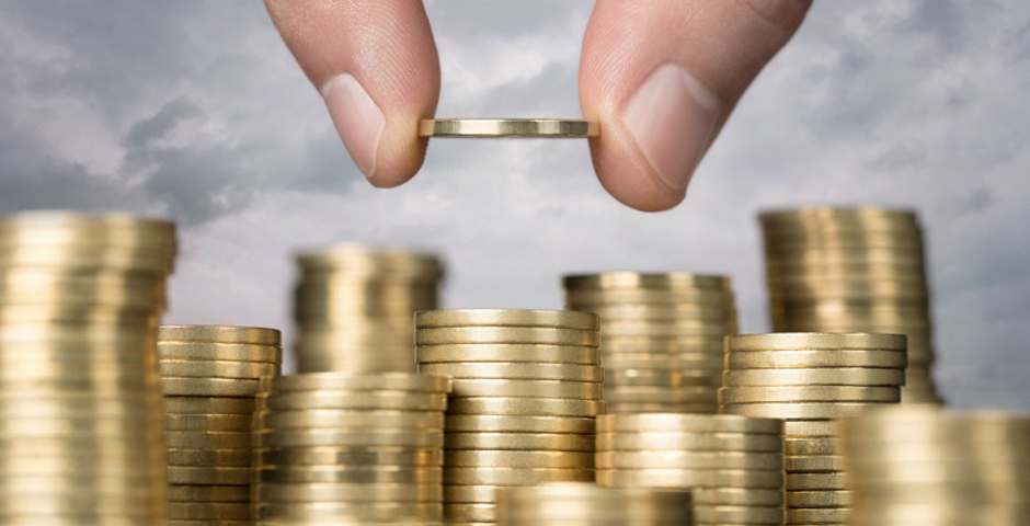 Mano apilando monedas doradas, simbolizando consejos prácticos para ahorrar de manera efectiva.