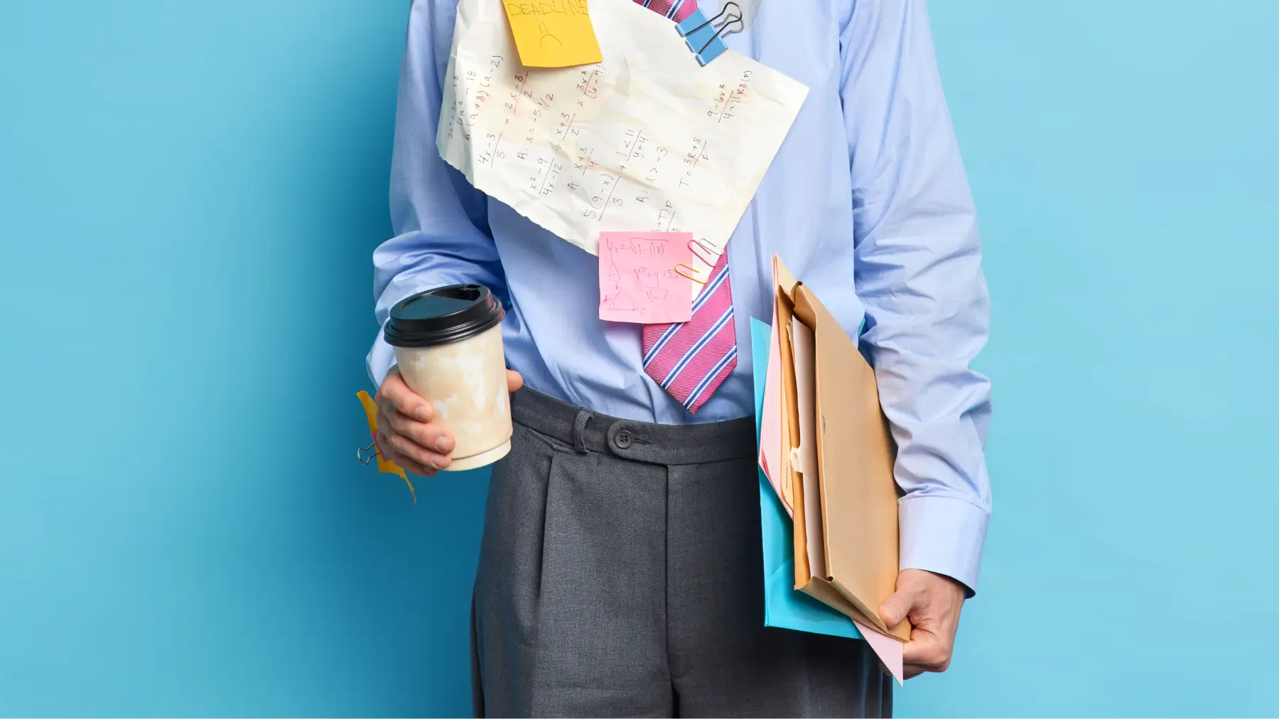 Hombre con notas adhesivas y papeles, representando las deducciones fiscales en la renta. 