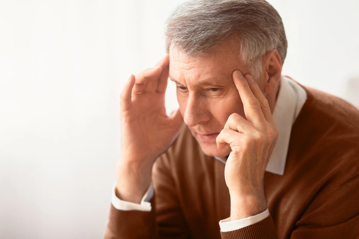 Señor canoso preocupado, mostrando diferencia entre demencia y enfermedad Alzheimer.
