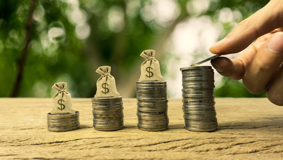 Home calculant i anotant per diversificar les seves inversions correctament.