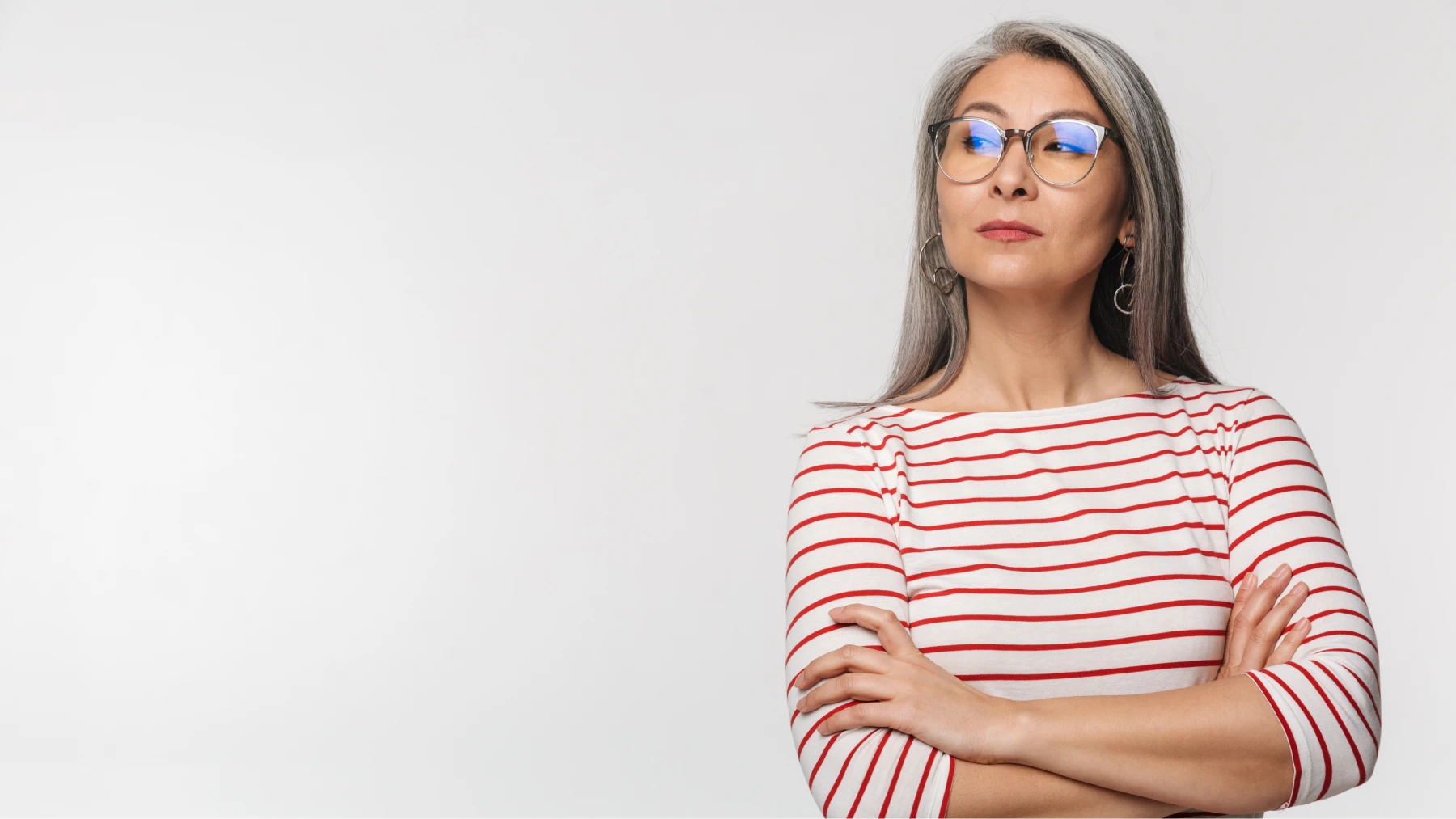 Mujer mayor con actitud decidida, representando la edad de jubilación según el año de nacimiento.