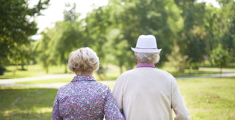 Parella d'adults grans caminant junts a un parc, simbolitzant l'evolució de les pensions.