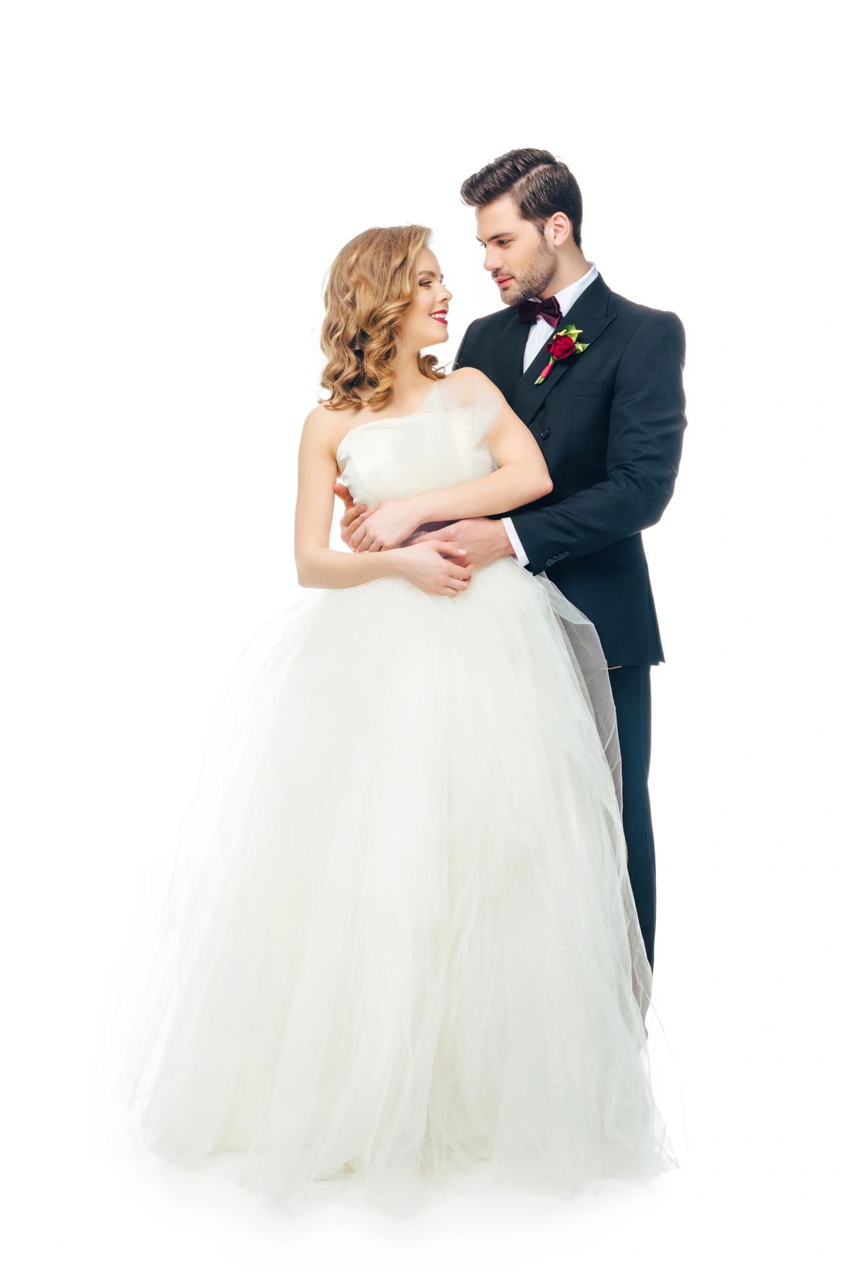 Pareja de recién casados abrazados, simbolizando la decisión entre separación de bienes o gananciales.