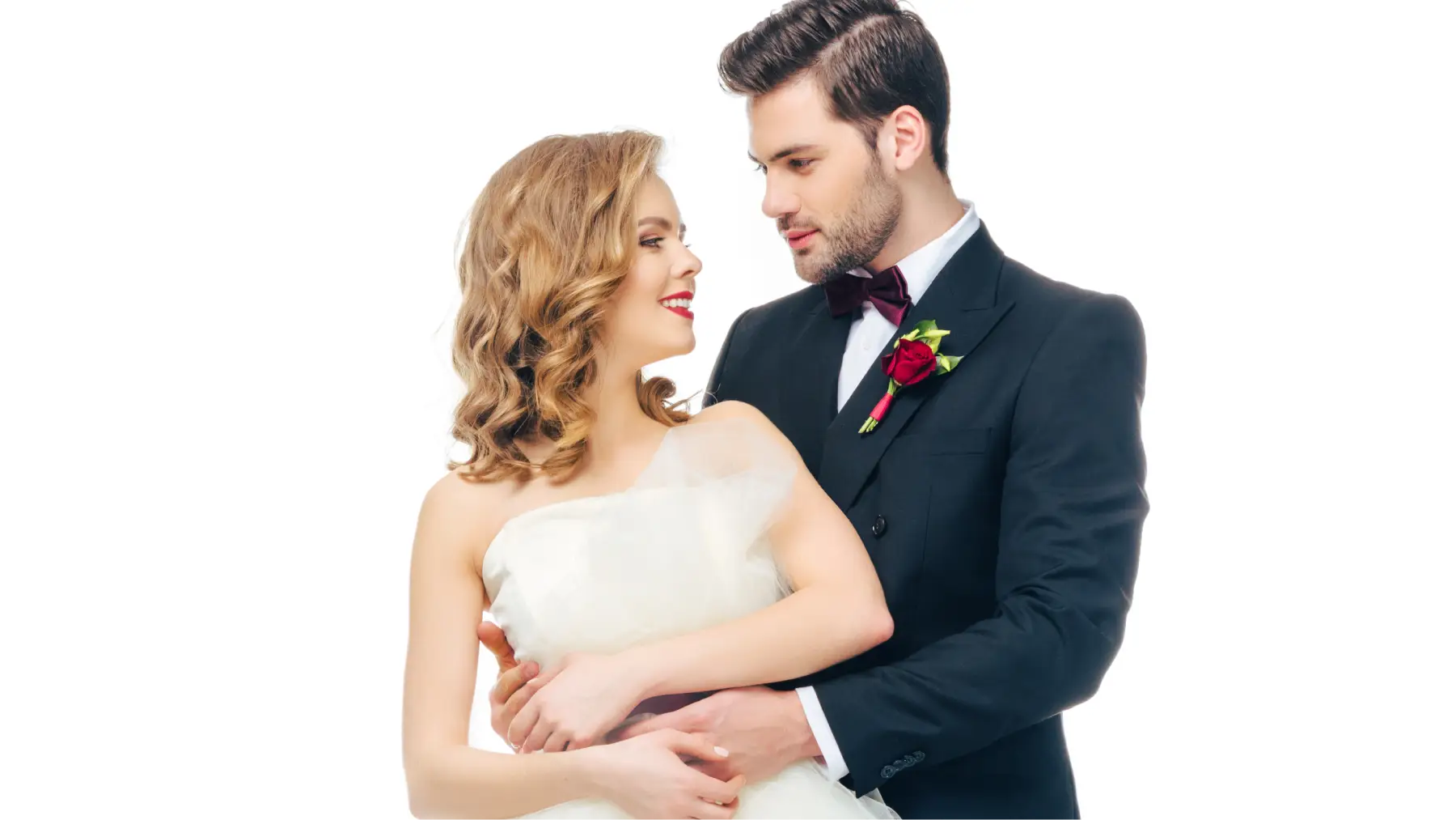 Pareja de recién casados abrazados, simbolizando la decisión entre separación de bienes o gananciales.