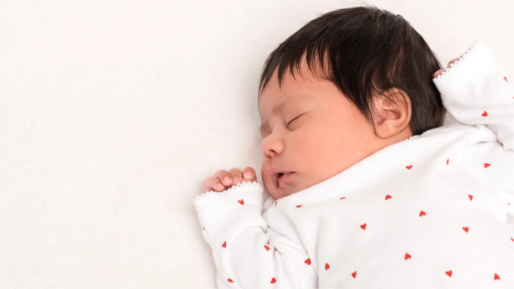 Un bebé dormido plácidamente simbolizando la planificación de los gastos del primer año de vida.