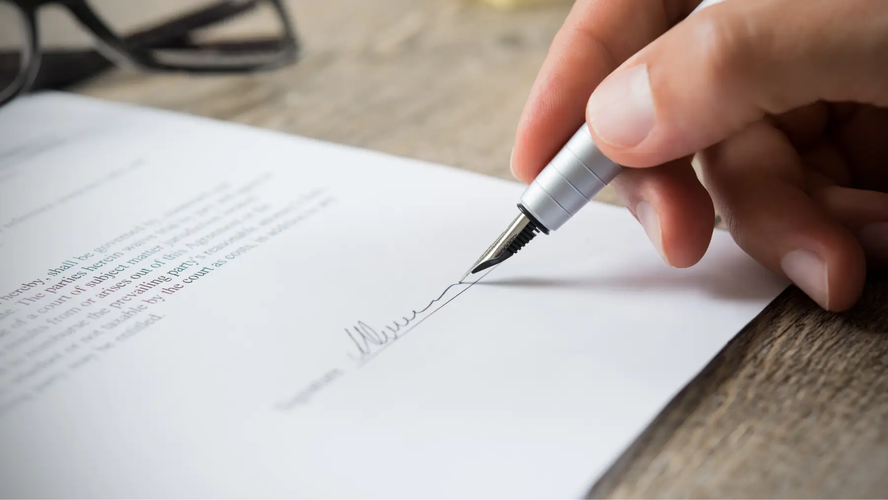 Document oficial amb bolígrafs i segell, representant com heretar un pla de pensions.