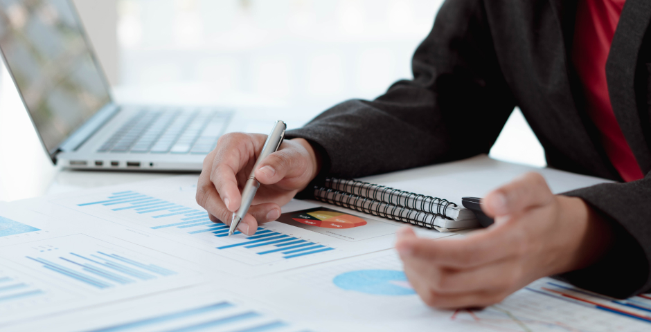 Persona revisant gràfics financers sobre l'Impost a les Transaccions Financeres.