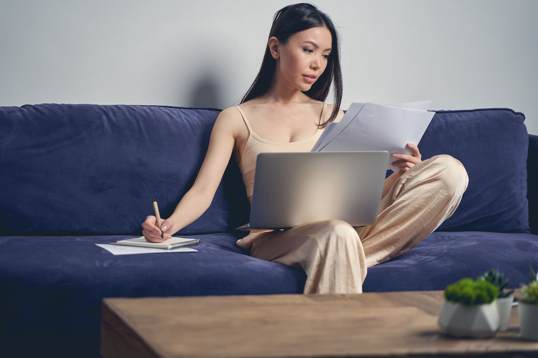 Mujer revisando documentos fiscales en casa, representando el IRPF de los autónomos.