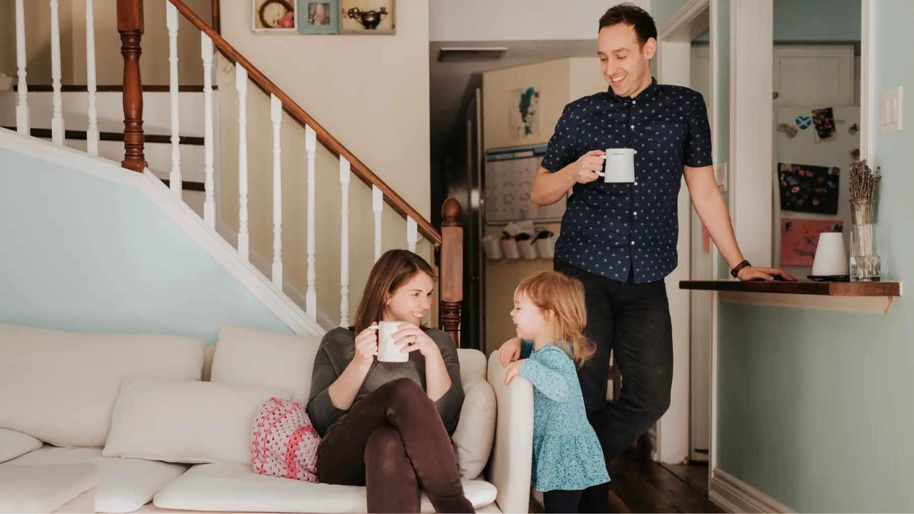 Familia sonriente disfrutando en casa mientras hablan sobre IVA en los seguros de vida.