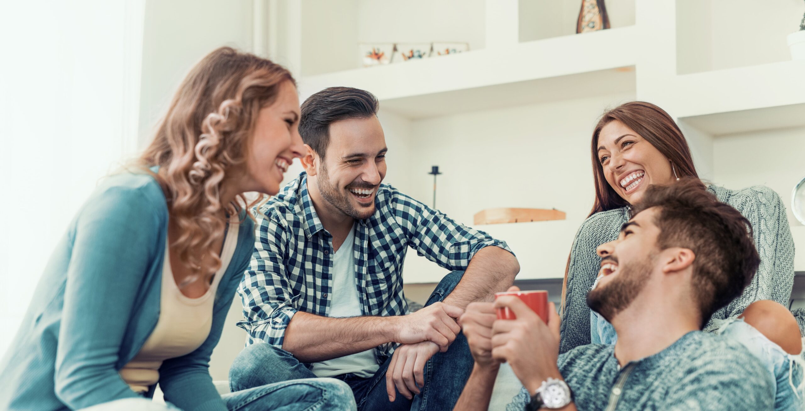 Joves compartint i gaudint del coliving en un ambient relaxat i acollidor.