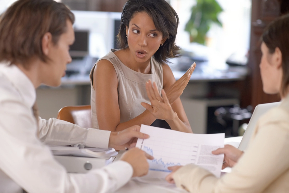 Mujer con gesto de negación en oficina, representando motivos de denegación de la jubilación anticipada.