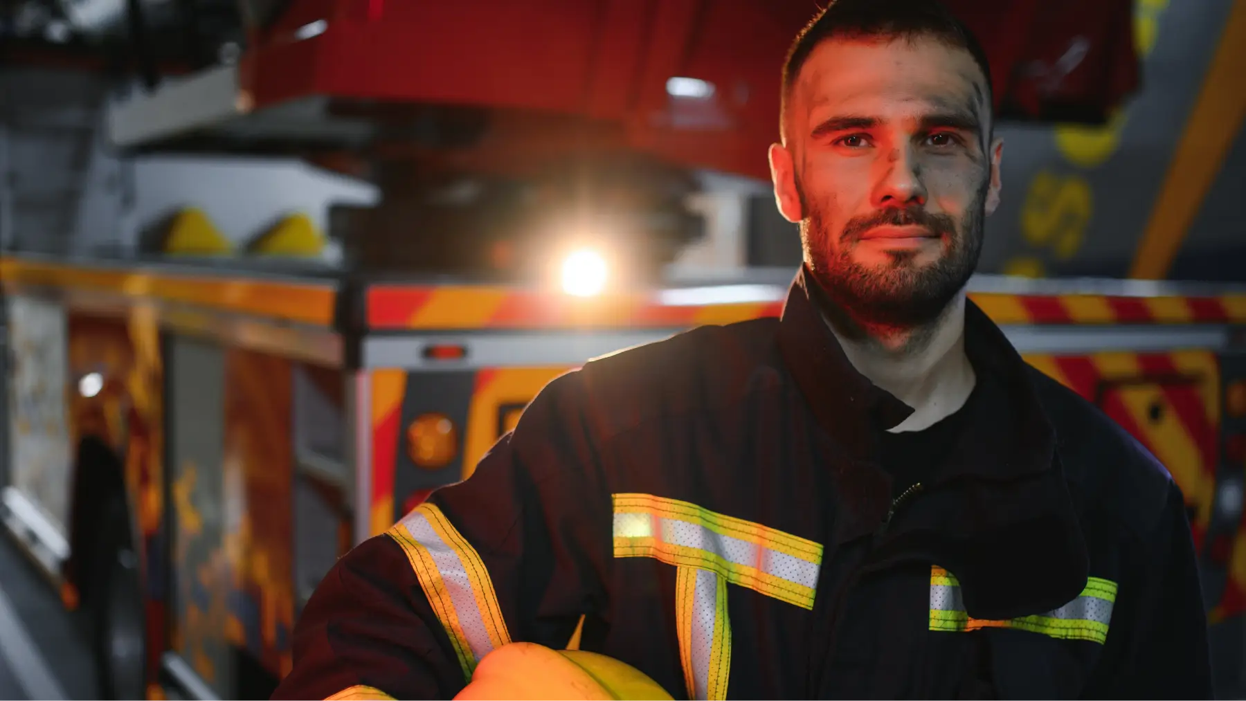 Bomber somrient davant d'un camió, representant la jubilació anticipada per professió.