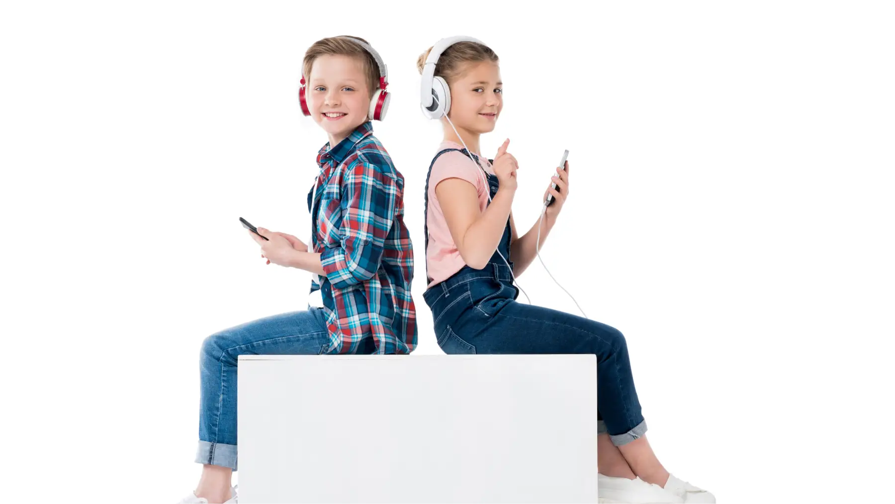 Nens amb auriculars gaudint de tecnologia, simbolitzant els avantatges de criar fills amb ajudes i permisos favorables.