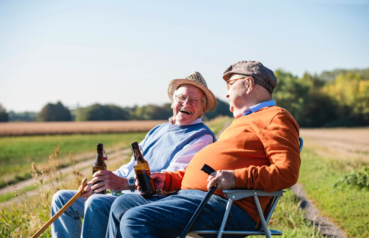 Dos jubilats rient amb cerveses, representant els mites sobre els plans de pensions.