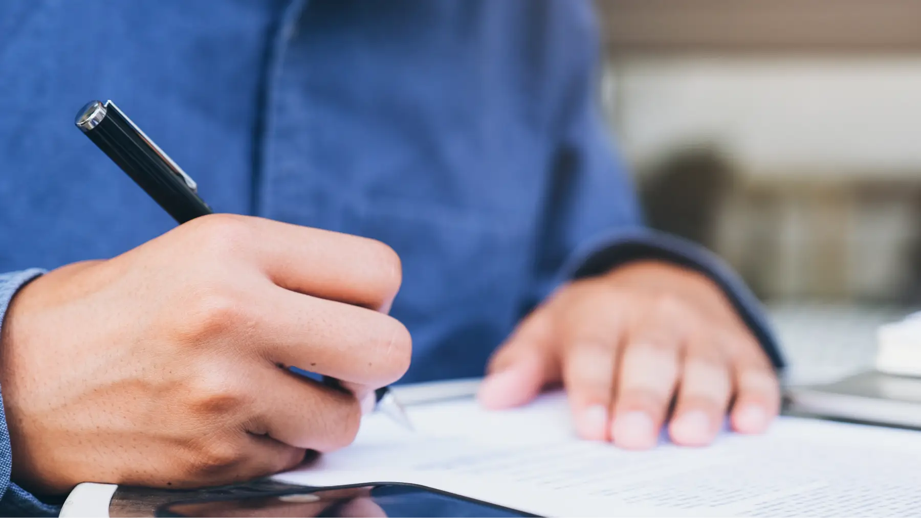 Persona gran reflexionant, simbolitzant el Sistema d'Assegurança Obligatòria de Vellesa i Invalidesa (SOVI) i els seus requisits.