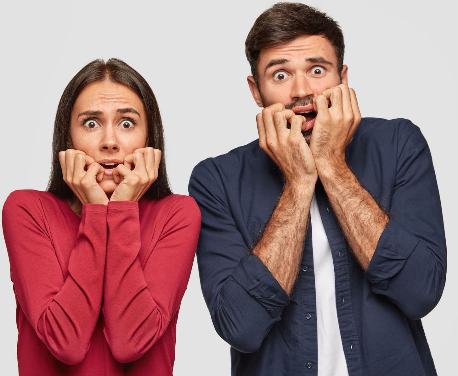 Pareja joven con expresión de miedo, representando la gerascofobia o el temor a envejecer.
