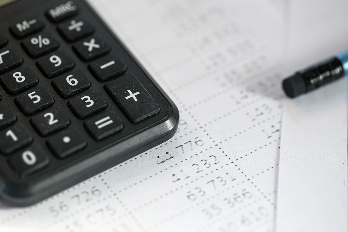 Calculadora y documentos financieros de IRPF, esenciales para entender los modelos 130 y 131 para autónomos.