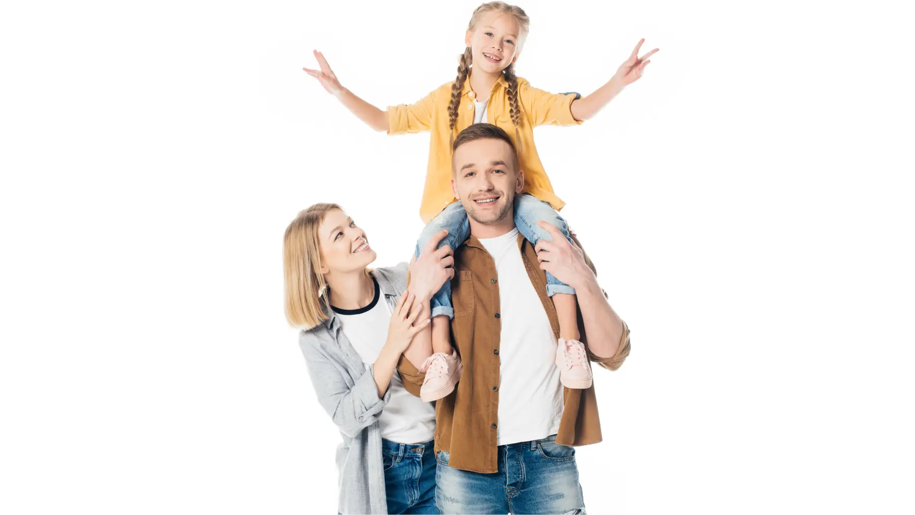 Padres sonrientes con hija sobre los hombros, simbolizando estabilidad y planificación financiera familiar.