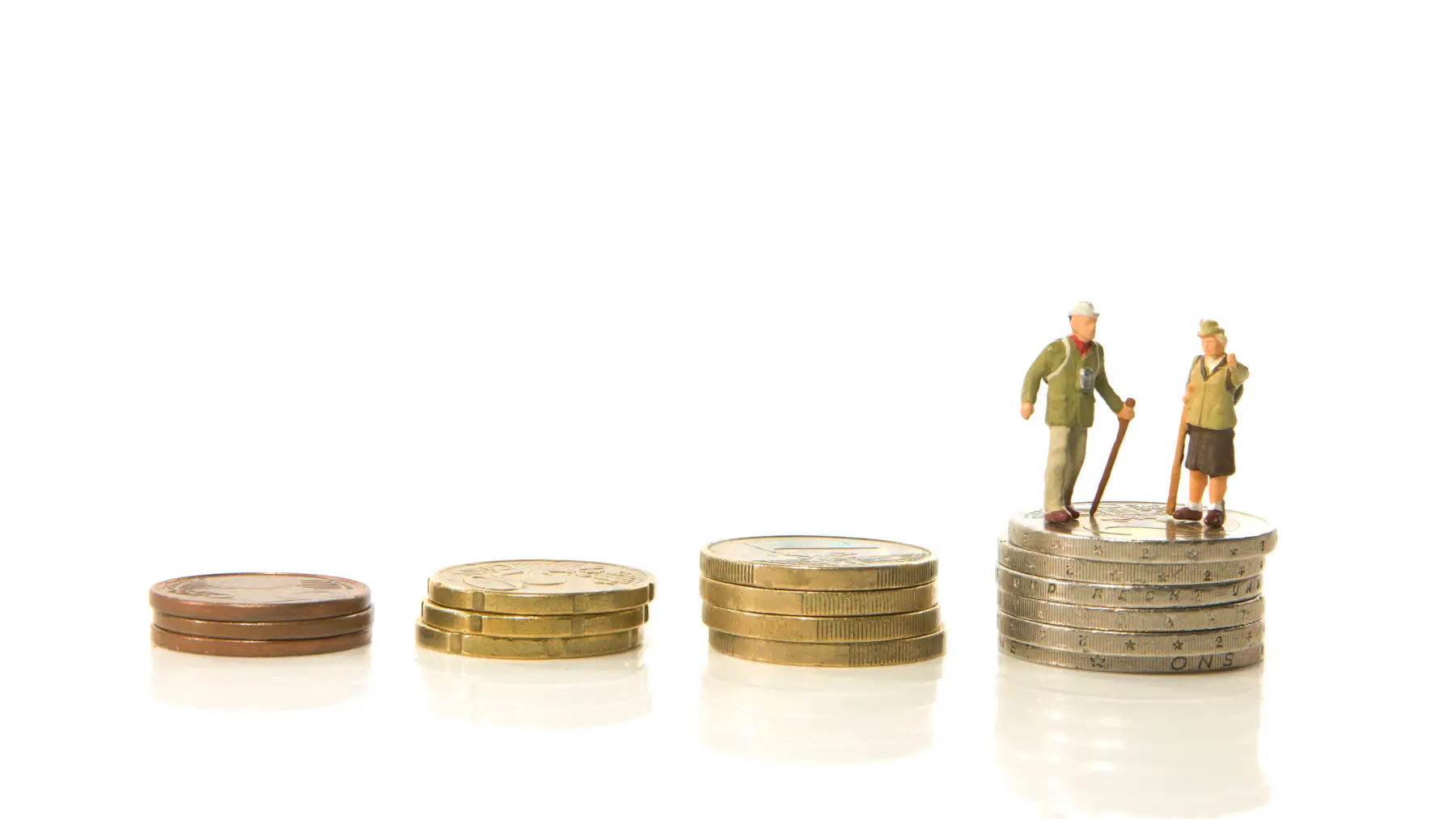 Miniatura de parella de jubilats caminant entre piles de monedes, representant el Pacte de Toledo i les pensions.