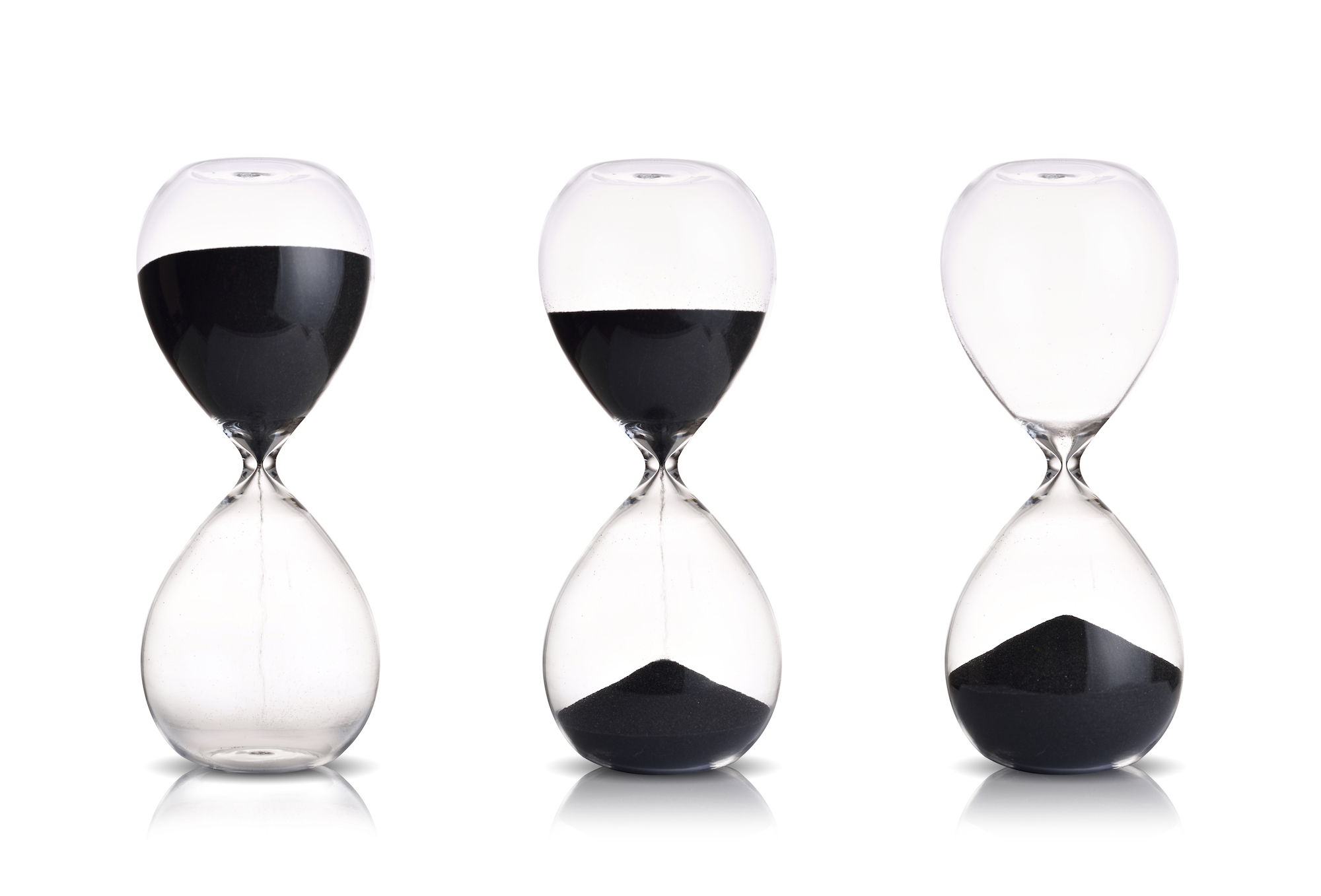 Relojes de arena vaciándose, representando el paso del tiempo y la pensión tras el fallecimiento. 