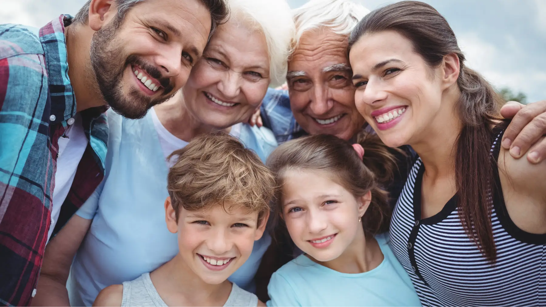 Familia unida disfrutando al aire libre representando el apoyo con pensiones familiares.